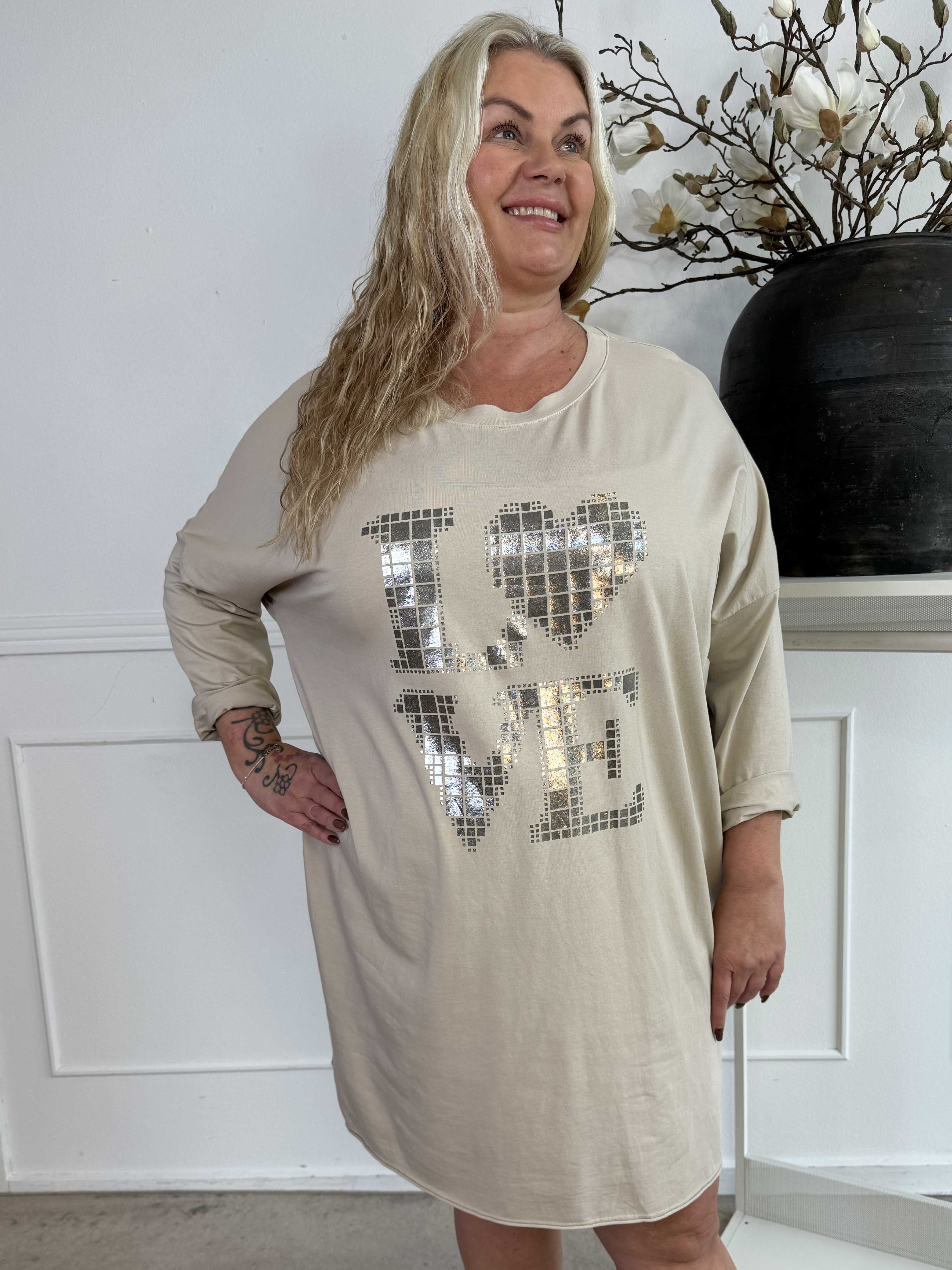 Oaklyn - Plus size joggingkjole i bomuld med sølv skrift foran